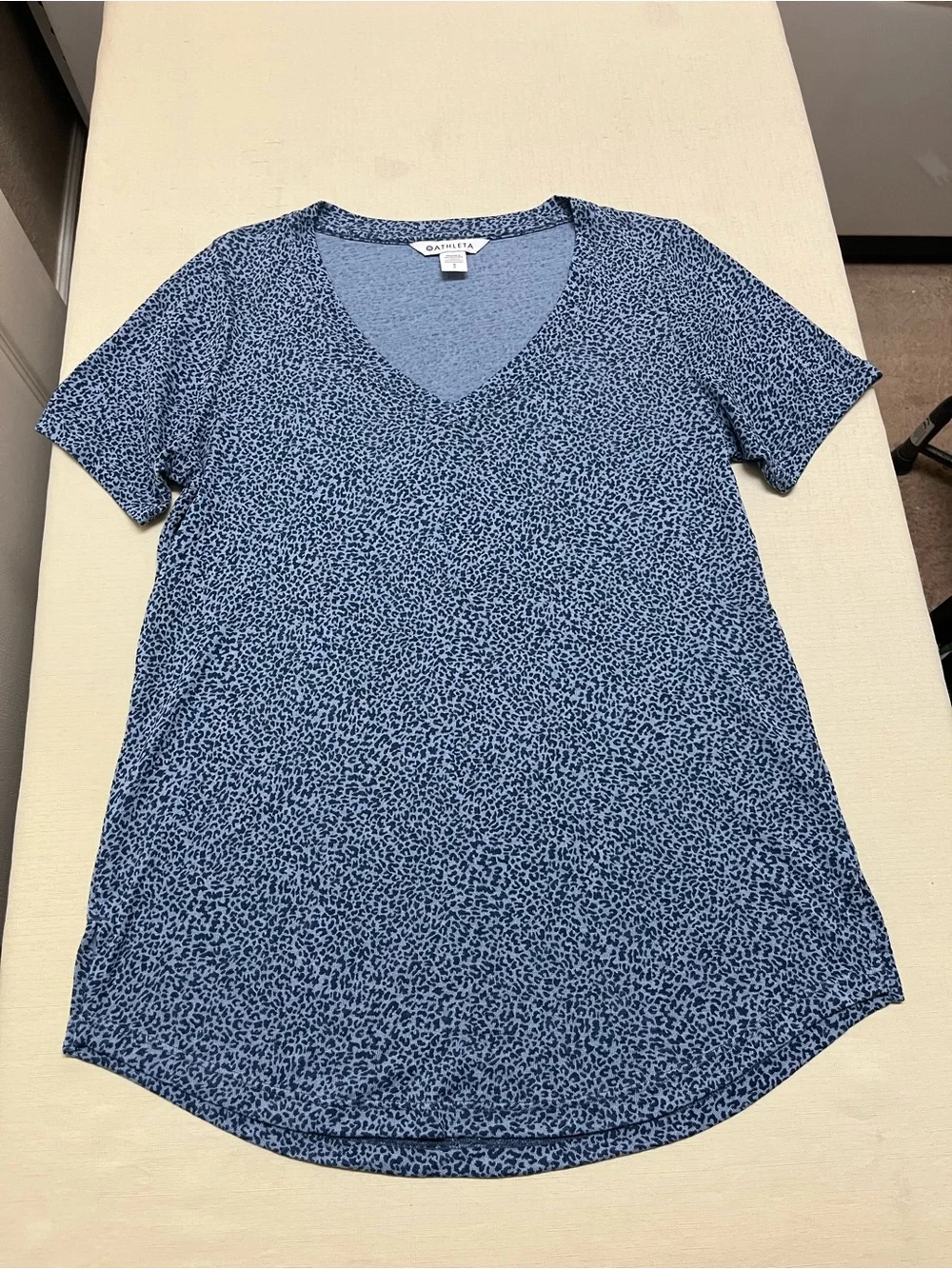 Athleta S blue cheetah print breezy scoop v-neck tee